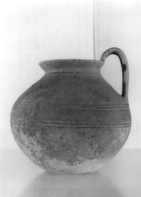 Brocca con ansa sopraelevata